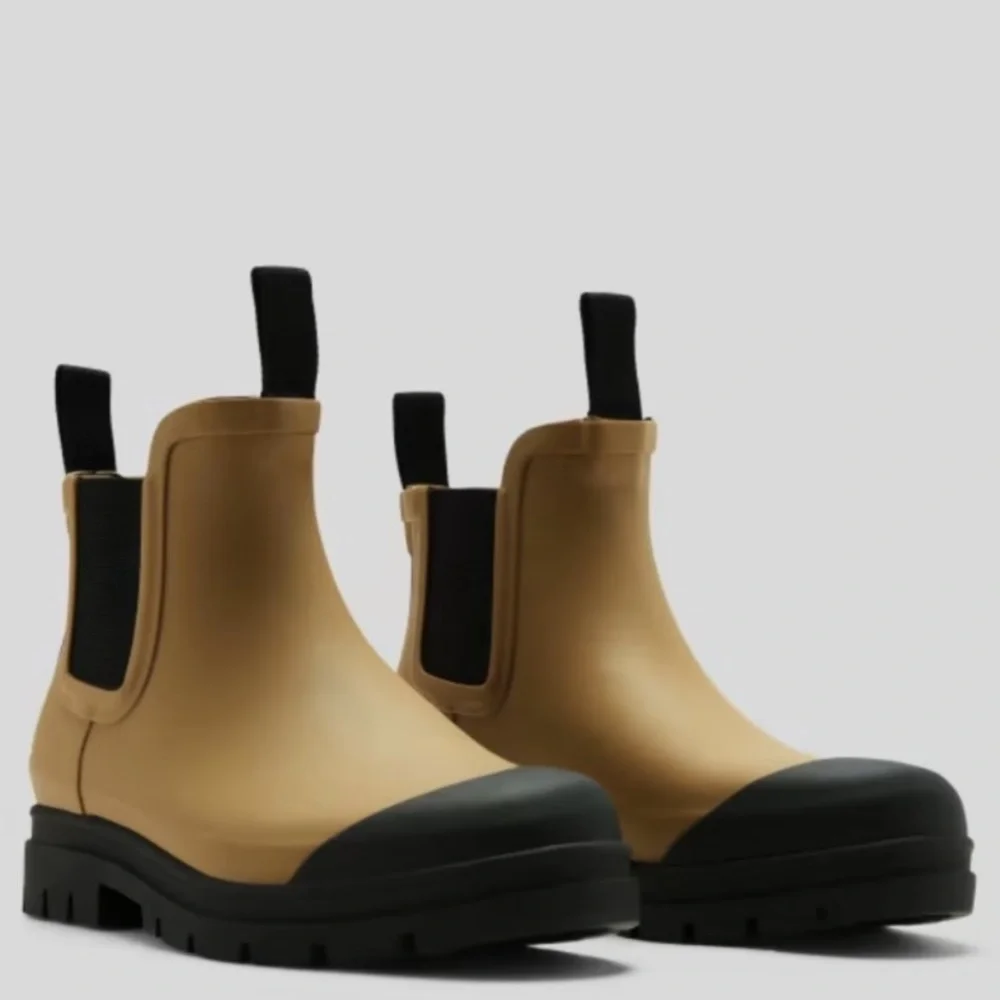 Everlane The Rain Boot in Golden Oak ankle height Chelsea rubber tan and black 8